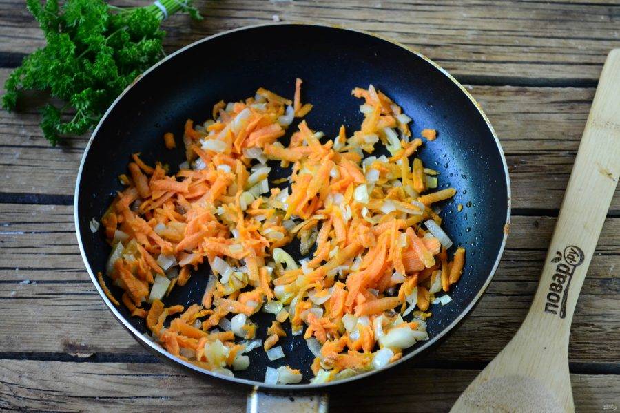 Морковь натрите на крупной терке, мелко порежьте лук. Обжарьте лук вместе с морковью до мягкости.
