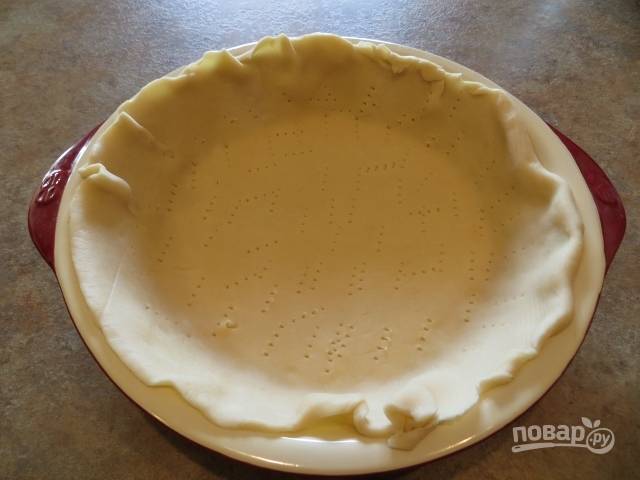 1.	Раскатайте немного два листа слоеного теста, с помощью тарелки вырежьте 2 ровных круга. Один выложите в форму для запекания и наколите вилкой, так тесто не вздуется при выпекании.