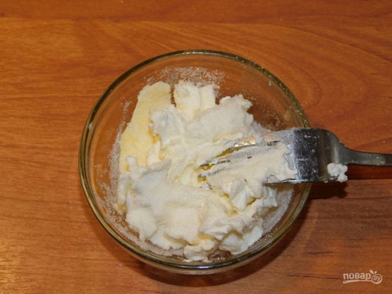 Пока булочки пекутся, сделайте глазурь. Смешайте мягкое масло, сыр и сахарную пудру.