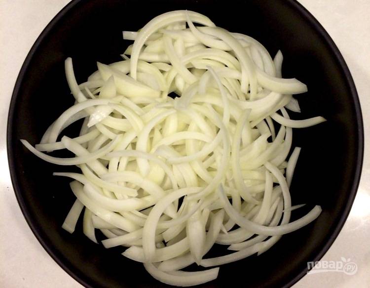 1. Нарежьте лук на полукольца, добавьте щепотку соли. Приготовьте лук на сковороде в масле до полупрозрачности.
