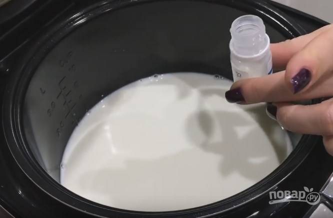 2. В бутылочку с бактериями залейте пару ложек молока, взболтайте и высыпьте обратно в чашу. 