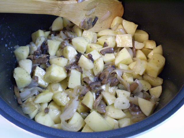 6. К грибам добавляем картофель, соль, специи, немного водички. Перемешиваем. Включаем режим "Тушение" или режим "Плов", время - 40 минут.