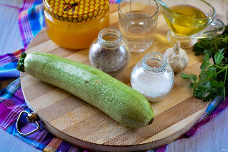Подготовьте ингредиенты для приготовления маринованных кабачков с медом. Кабачки используйте молодые, в них тонкая и нежная кожура, которую не нужно срезать. А также в таких овощах нет крупных семян.