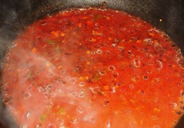 Затем выкладываем на сковороду томатную пасту (или измельченный томаты) и тушим все на медленном огне в течение 5 минут, пока соус не загустеет.