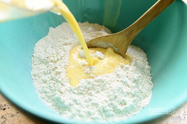6. Влейте молочно-желтковую смесь в сухие ингредиенты. 