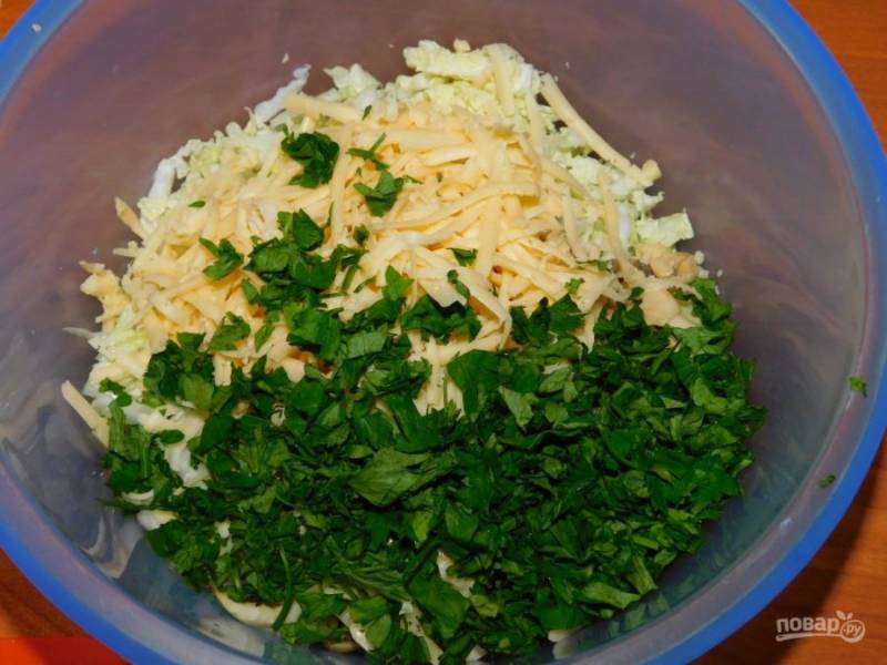 Добавьте тертый сыр и нарезанную зелень.