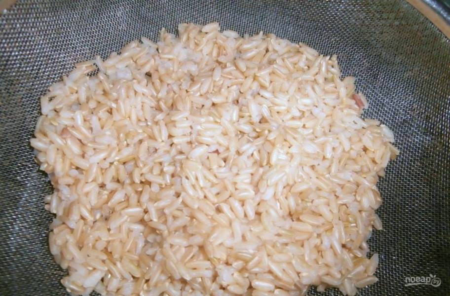 Для начала промойте и отварите рис до готовности. Затем оставьте его в дуршлаге, чтобы слилась вода.