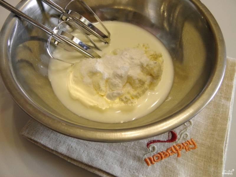 Возьмите глубокую посудину для взбивания. Влейте в нее сливки, добавьте сыр, пудру и ванильный сахар.