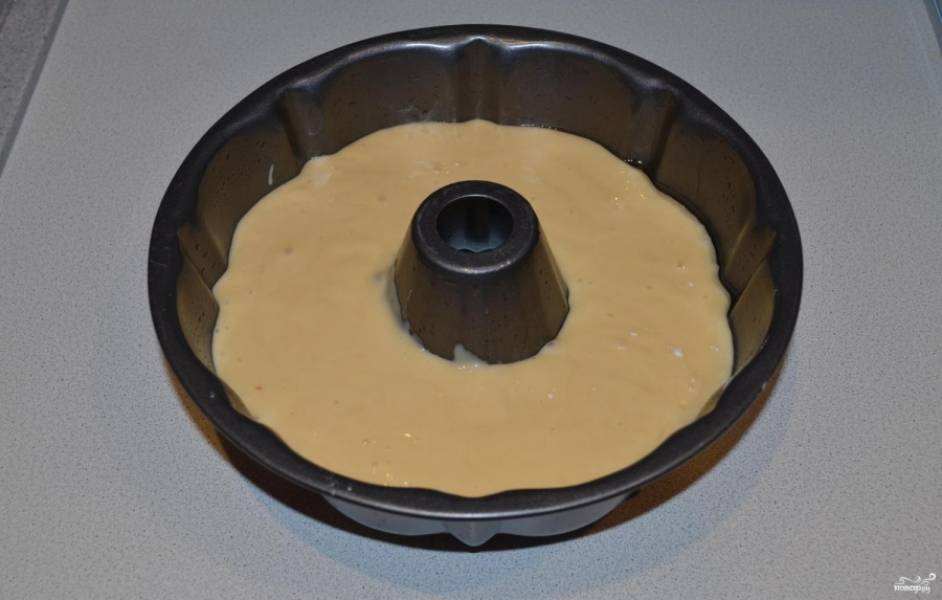3.	Форму для кекса смазываем подсолнечным маслом, чтобы готовый кекс удобно было доставать. Вливаем тесто в форму.