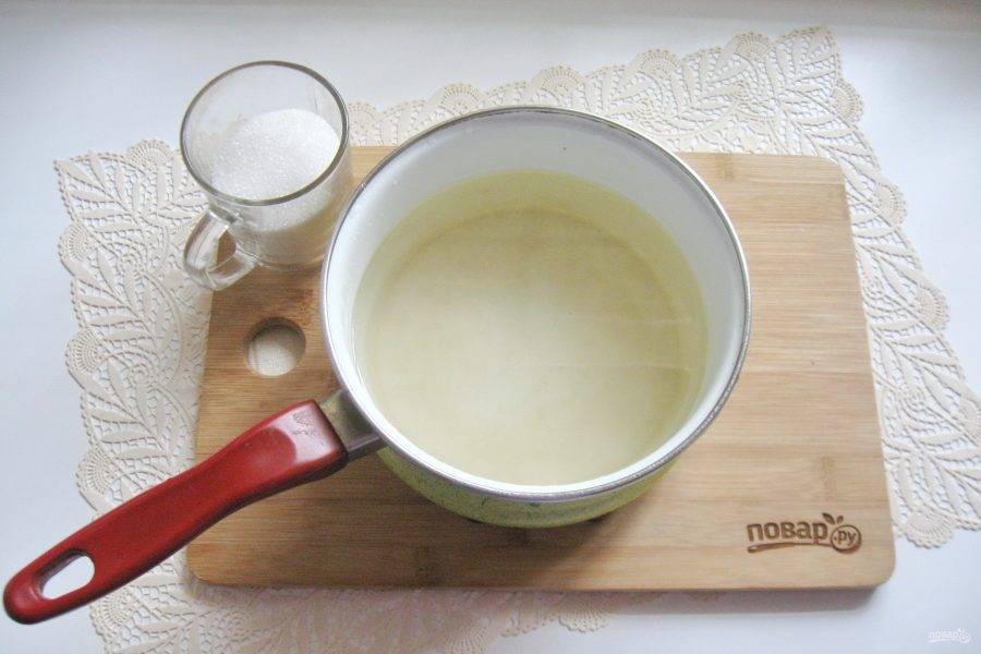 В грушевый отвар добавьте сахар по вкусу и сок половины лимона. Лимон можно заменить лимонной кислотой. Потребуется четверть чайной ложки. Проварите сироп 2-3 минуты.