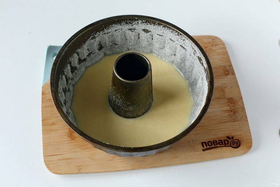 Форму смажьте маслом и посыпьте манкой. Вылейте тесто и запекайте в духовке при температуре 200 градусов около 20 минут.