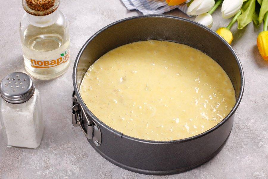 Перелейте тесто в форму и поместите ее в духовку на 20-25 минут, выпекая пирог до румяности.