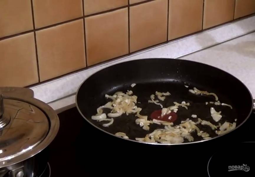 2. Переместите вырезку в фольгу и заверните ее. В той же сковороде обжарьте мелко нарезанную луковицу до прозрачности. Добавьте шампиньоны и обжарьте до готовности. 