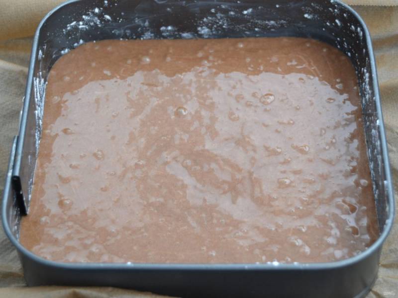 Вылейте тесто в форму, разровняйте. Выпекайте бисквит при температуре 170-180 градусов 45-50 минут.