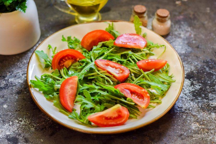 Салат с маринованными грибами и помидорами