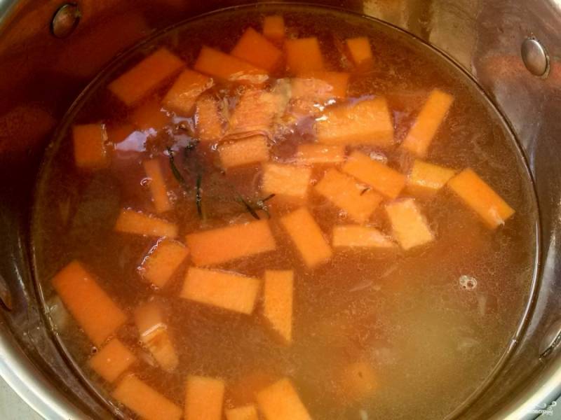 Добавить нарезанную тыкву, влить горячий куриный бульон и довести суп до кипения. Уменьшить огонь и варить, пока тыква не станет мягкой (примерно 20 минут).
