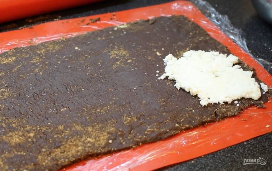 4. На шоколадный слой выложите кокосовую начинку и равномерно распределите.