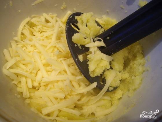 2.	Сыр натираем на крупной терке и добавляем в пюре.