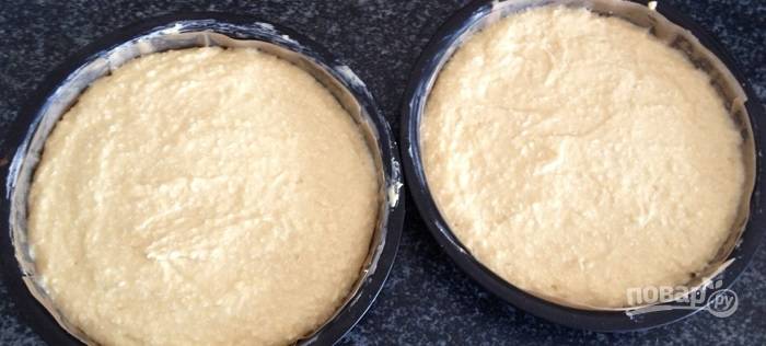 3. Выложите тесто в две жаропрочные формы, смазанные маслом и отправьте в духовку. 