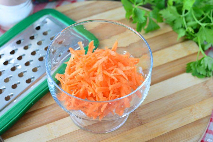 Почистите морковку и натрите на терке.