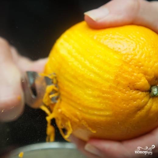 1. Апельсины промойте и снимите с них цедру.