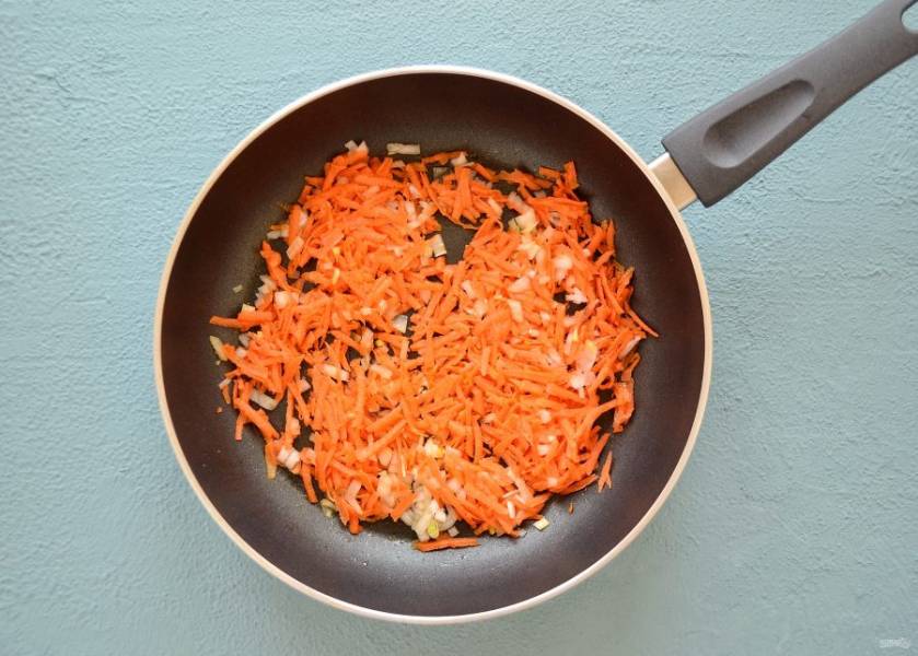 На сковороде в небольшом количестве масла обжарьте лук и морковь до золотистого цвета. 
