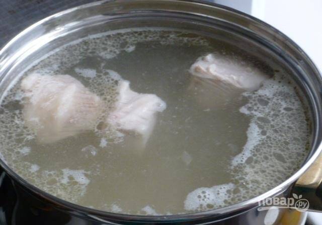Промойте свинину, затем нарежьте ее кусками (вместе с косточкой) и залейте 2,5 литрами воды. Поставьте вариться мясо до готовности примерно на 1,5 часа. Сварите яйца вкрутую.