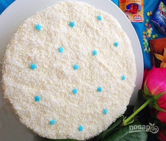Украсьте торт кокосовой стружкой и кондитерской присыпкой.
