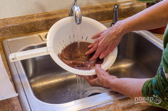 1. Перед началом процесса включите духовку и оставьте разогреваться до 180 градусов. Печень промойте как следует под проточной водой. 