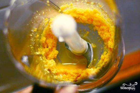 Из вареных яиц достаем желтки, опускаем их в чашу блендера и взбиваем вместе с одним сырым желтком. Затем добавляем сюда петрушку, половинку белого лука и еще раз взбиваем до однородности.