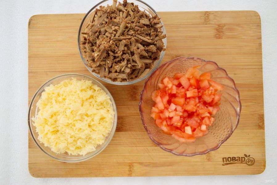 Печень натрите на крупной терке, сыр — на мелкой, помидоры нарежьте мелкими кубиками.