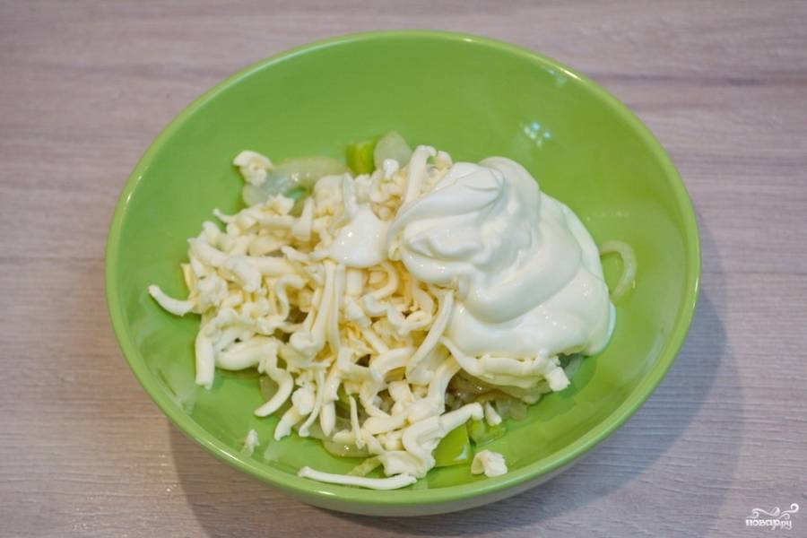 5. Пока овощи готовятся, плавленый сыр натрите на крупной терке. Для упрощения процесса лучше сыр слегка подморозить в морозилке. К сыру добавьте сметану, соль, специи, выдавите через пресс чеснок.