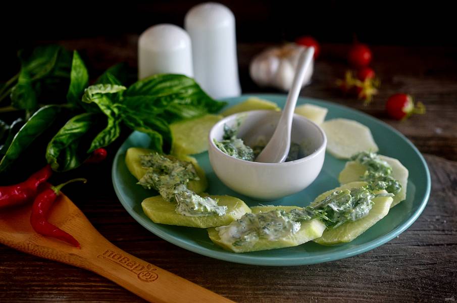 Салат с капустой и копченым сыром