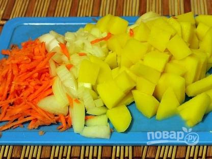 Морковь натрем на мелкой терке, лук нарезаем мелкими кусочками, а картошку — покрупнее. Закидываем овощи в бульон, доводим до кипения и кидаем лапшу. Перемешиваем и готовим минут 20.