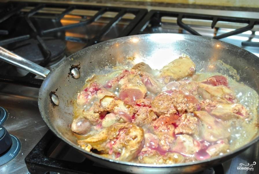 Отложите лук в сторону, в сковороду выложите куриную печень. Обжаривайте её с обеих сторон 5-6 минут.