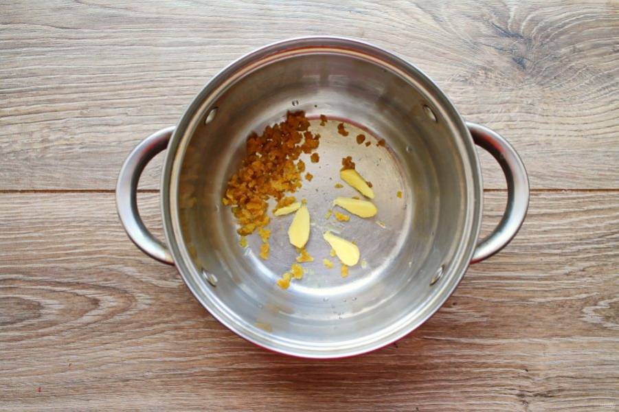 В кастрюлю натрите цедру лимона и выложите кусочки очищенного имбиря. Влейте в кастрюлю воду, доведите до кипения на среднем огне и варите в течение 3 минут, снимите с огня.