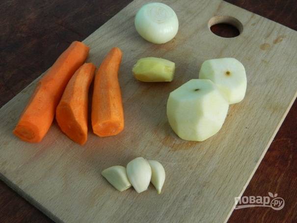 Очистим морковь, репчатый лук, чеснок, яблоки и имбирь.
