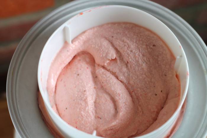 5. Вот такой простой рецепт домашнего клубничного мороженое. Когда оно хорошо застынет, его можно подавать. Дополнить при желании любимым топингом, свежими ягодами или орехами, например. 