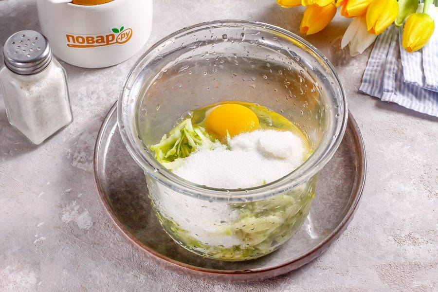 Выложите в глубокую емкость для погружного блендера. Вбейте туда же куриные яйца, всыпьте сахарный песок. Отпюрируйте примерно 2-3 минуты.