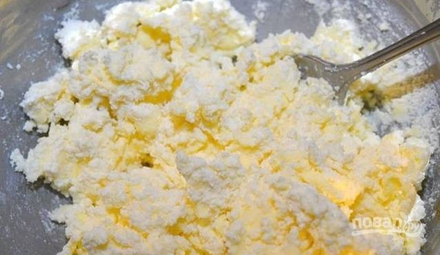 3.	Добавьте к творогу ванильный сахар, соль и просейте муку, перемешайте все хорошенько и замесите тесто.