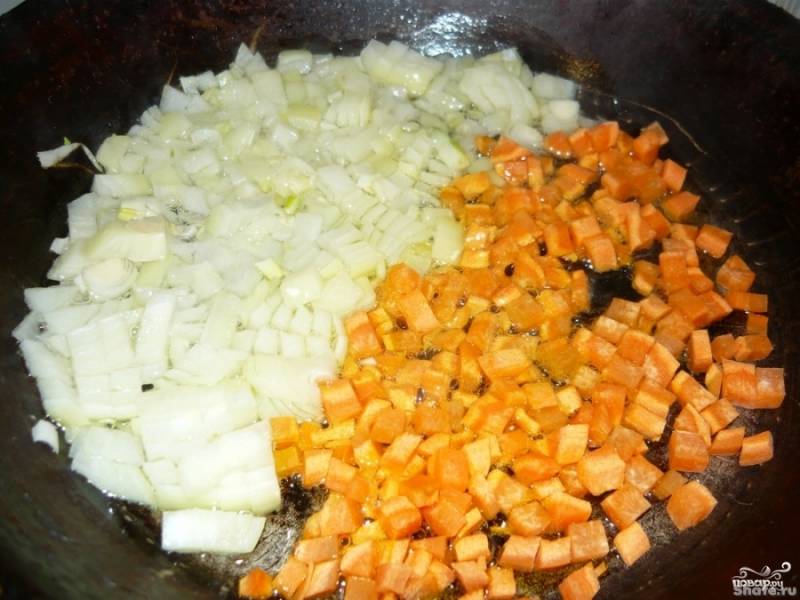 Лук и морковь обжариваем на сковороде, предварительно смазанной растительным маслом.