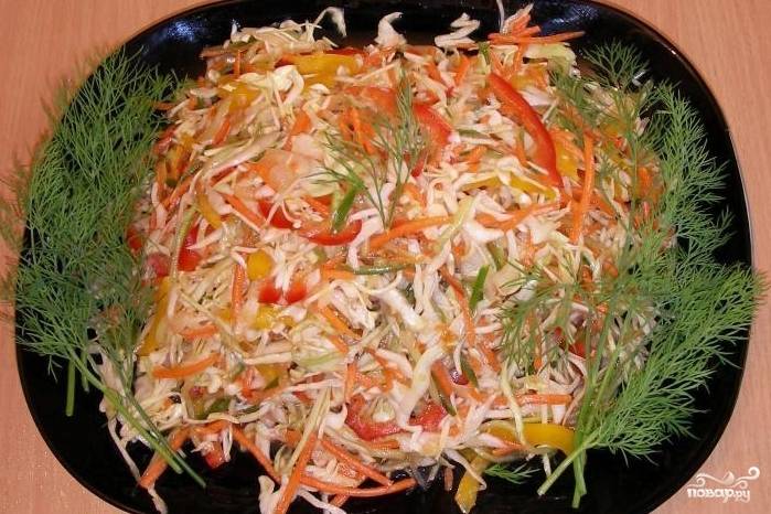 Салат из свежей капусты и моркови с уксусом