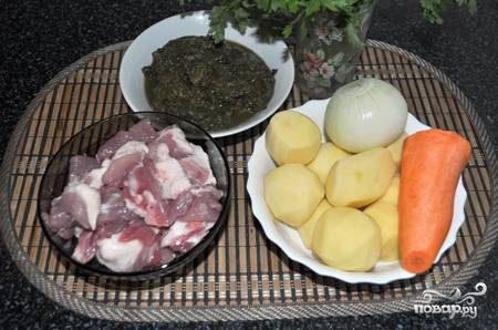 Подготавливаем продукты для супа. Чистим овощи, моем и нарезаем мясо. 