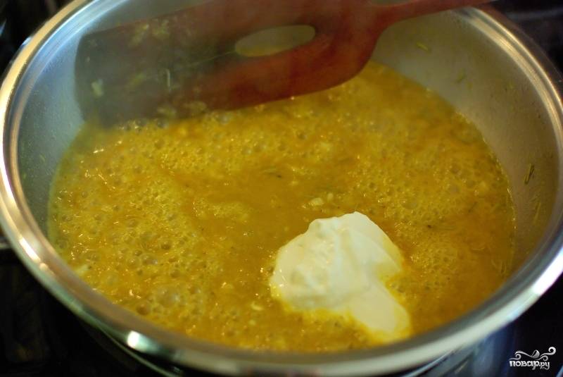 Затем добавляем в маринад сметану или сливки и варим на меленном огне. Содержимое должно в скором времени загустеть и превратиться в очень вкусный соус. Попробуйте хватает ли соли и перца.