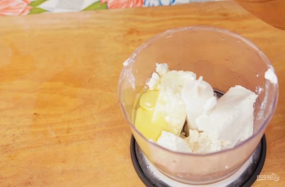 1. Для начала хорошо взбейте в блендере творог с яйцом, солью, ванилином и сахаром до однородной консистенции.