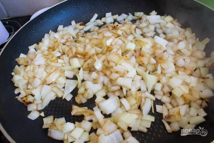 4.	Очистите и нарежьте небольшими кубиками репчатый лук. Разогрейте сковороду с растительным маслом, выложите лук и обжаривайте его несколько минут.