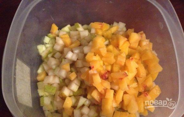 Таким же образом нарежьте персики, яблоко и грушу. Соедините их с ананасом.