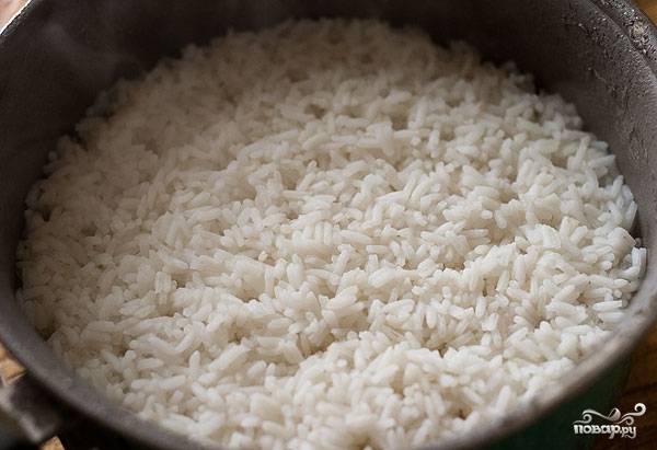 1. Рецепт приготовления риса чесноком начинается, конечно же, с подготовки риса. Для этого необходимо промыть рис под холодной водой и отправить вариться до готовности в слегка подсоленой воде. 