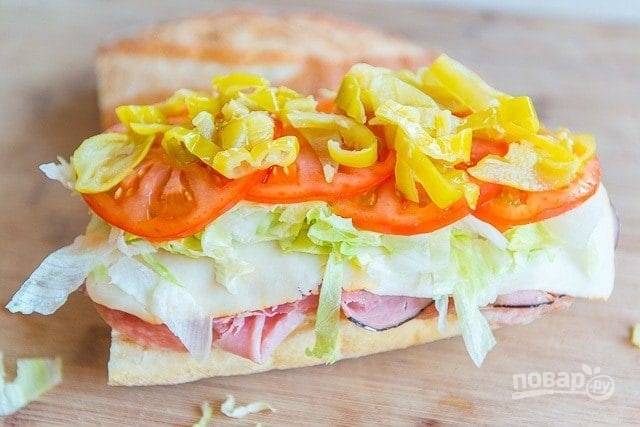 5. Немного соли и перца, а потом - кусочки болгарского перца.