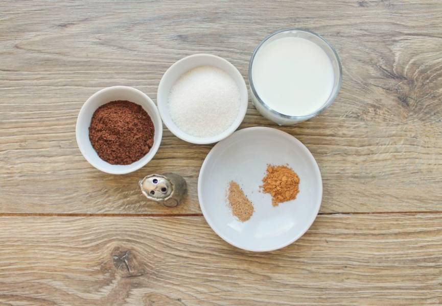 Подготовьте все необходимые ингредиенты для приготовления кофе с молоком, корицей и мускатным орехом.